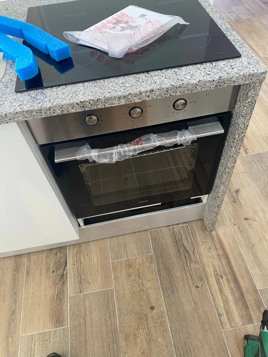Forno de encastre e placa de indução montados pela BFusionVolt