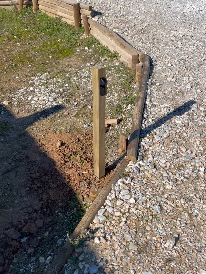 Sensor de aproximação instalado num poste junto a um acesso